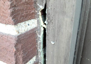 Dichtfuge am Fenster mit Asbest
